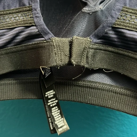 Victoria’s Secret sports bra Navy in size 36D - Picture 4 of 4